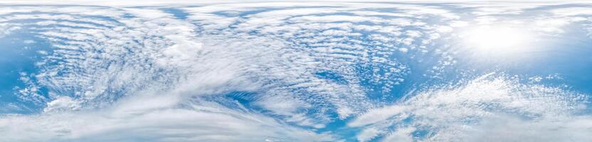 blå himmel med ljusa moln sömlös panorama i sfäriskt ekvektangulärt format med komplett zenit för användning i 3D -grafik, spel och för kompositer i luftfartyg 360 -graders panoramabilder som en sky dome foto