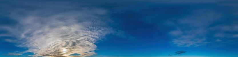 blå himmel med cirrus moln sömlös panorama i sfärisk likriktad formatera. komplett zenit för använda sig av i 3d grafik, spel och för kompositer i antenn Drönare 360 grad panorama som en himmel kupol foto