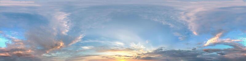 hdr panorama av solnedgång himmel med moln utan jord, för lätt använda sig av i 3d grafik och panorama för kompositer i antenn och jord sfärisk panorama som en himmel kupol. foto