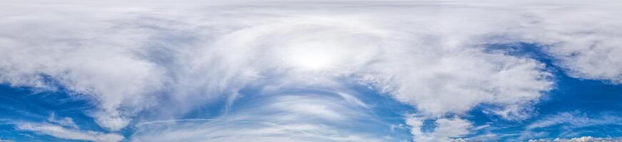 sömlös panorama av himmel med ljus moln i sfärisk likriktad formatera med komplett zenit för använda sig av i 3d grafik, spel och för kompositer i antenn Drönare 360 grad panorama som en himmel kupol. foto