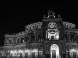 de stad av dresden på natt foto