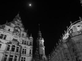 de stad av dresden på natt foto