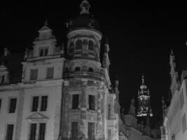 de stad av dresden på natt foto