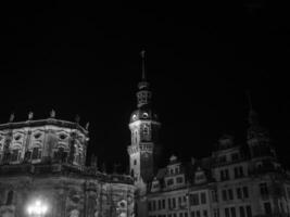 de stad av dresden på natt foto