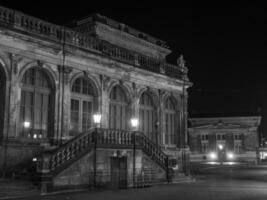 de stad av dresden på natt foto