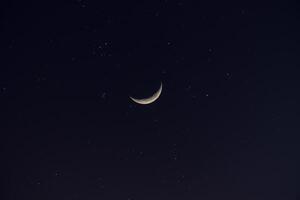 halvmåne måne i de mörk natt. foto