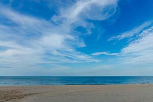 på de strand med blå himmel foto