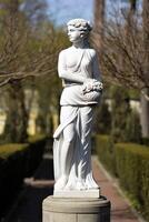 klassisk vit marmor staty av en ung lady gudinna demeter innehav en korg av ro foto