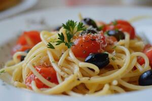 ai genererad spaghetti med tomat och oliver. foto