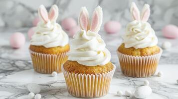 ai genererad påsk kanin muffins begrepp dekorerad med vit glasyr och ljus rosa öron. foto