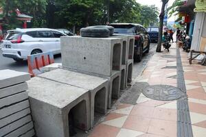 betong u form på de sida av de väg. surabaya, indonesien - 6 maret 2024 foto
