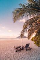 Fantastisk strand. stolar på de sandig strand hav. lyx sommar Semester och semester tillflykt hotell för turism. inspirera tropisk landskap. lugn landskap, koppla av strand, skön landskap design foto