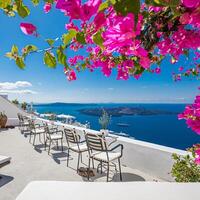 skön panorama- landskap av santorini ö, oia lyx tillflykt och blå hav hav se med vit arkitektur. känd resa destination, Fantastisk landskap med pooler och lyxig Europa turism foto