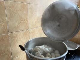 kokande kött bollar kallad pempek är ett äkta palembang indonesiska mat foto