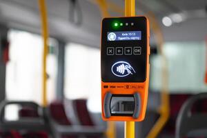 Ukraina, Kiev, Mars 2024. modern buss stansa validator. betalning terminal för offentlig transport. foto