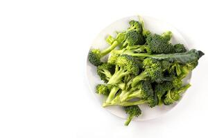 friska grön organisk rå broccoli blommor redo för matlagning på vit bakgrund. topp se foto