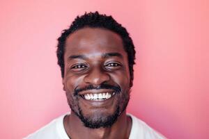 ai genererad porträtt av en Lycklig svart man på färgad bakgrund foto