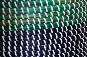 grön med blå och vit abstrakt bakgrund. väva textur mönster. textur av rotting mattor, korgar eller möbel. foto