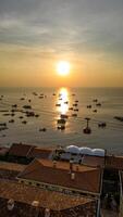 pittoresk se av fiske båtar på hav på phu quoc ö på solnedgång, vietnam foto