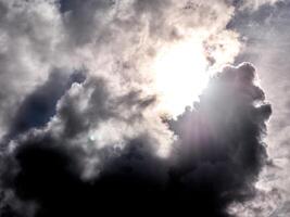 vit fluffig moln i de djup blå himmel. himmel bakgrund foto