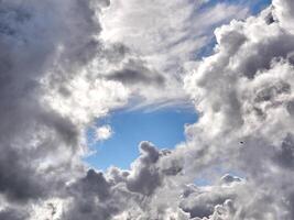 vit fluffig moln i de djup blå himmel. himmel bakgrund foto