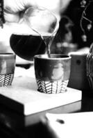 kaffe kopp stänga vew svart och vit Foto bakgrund, kopp av te eller kaffe på de tabell