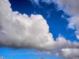 vit fluffig moln i de djup blå himmel. himmel bakgrund foto