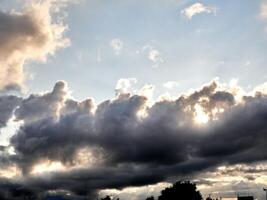 vit fluffig moln i de djup blå himmel. himmel bakgrund foto