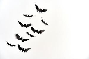 halloween dekoration begrepp svart papper fladdermöss vit kartong bakgrund foto