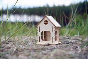 miniatyr- trä- hus utomhus- natur. verklig egendom begrepp. modern hus. miljövänlig energi effektiv hus. uppköp Hem utanför de stad färsk luft. foto