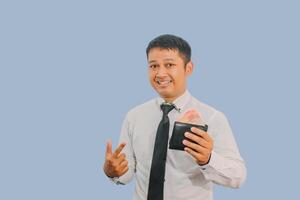 vuxen asiatisk man leende självsäker medan pekande till plånbok full av pengar den där han håll foto