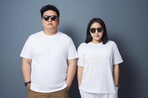 ai genererad ung asiatisk par i vit t-shirt för Kläder attrapp foto