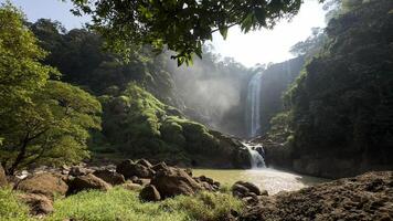 bakgrund natur landskap vattenfall i de djungel med stenar och träd foto