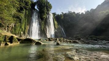 bakgrund natur landskap vattenfall i de djungel med stenar och träd foto