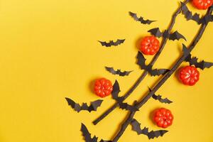 halloween bakgrund, orange dekorativ plast pumpa svart papper fladdermus gul kartong tacksägelse hälsning kort foto