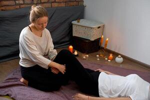 koppla av och njut av i spa salong, få thai massage förbi professionell massör. foto