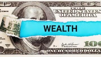 rikedom. de ord rikedom i de bakgrund av de oss dollar. rikedom ackumulation, välstånd, och Framgång symbol foto
