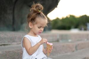 liten caucasian flicka 3 år gammal äter is grädde närbild porträtt foto