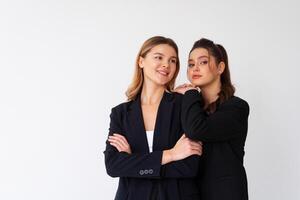 begrepp av partnerskap i företag. två ung affärskvinna klädd svart formell kostym stående studio isolerat vit bakgrund. foto