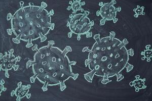 utbrott varning. skriven vit krita på svarta tavlan i förbindelse med epidemi av coronavirus över hela världen. foto