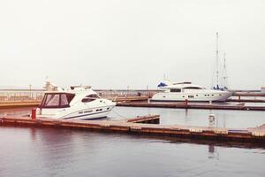 lyxbåtar parkerade i en vik vid havet foto