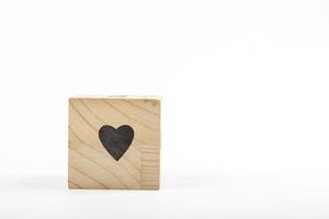 trä- kuber med de inskrift hjärta på en vit bakgrund foto