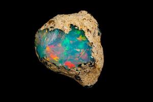 makro mineral sten sällsynt och skön opaler på en svart bakgrund foto