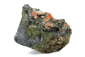 makro sten mineral diopsid kalcit magnetit på en vit bakgrund foto