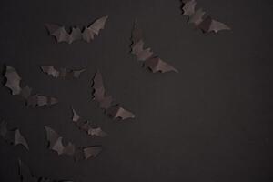 halloween dekoration begrepp svart papper fladdermöss svart kartong bakgrund foto