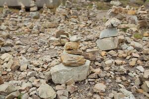stenar staplade ett på de Övrig. instalation nära de minnesmärke sjö- flyg cape av de get, Frankrike foto