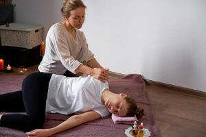 koppla av och njut av i spa salong, få thai massage förbi professionell massör. foto