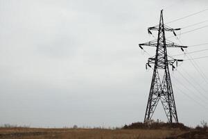 hög Spänning kraft torn och elektrisk rader mot himmel. foto