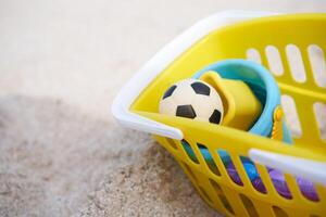 sommar barn strand leksak färgrik plast verktyg uppsättning skyffel boll hink korg spela spel foto