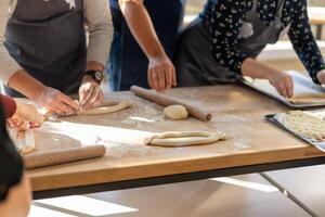 kulinariska bemästra klass. närbild av människor händer framställning khachapuri. traditionell georgiansk ost bröd. georgiansk mat foto